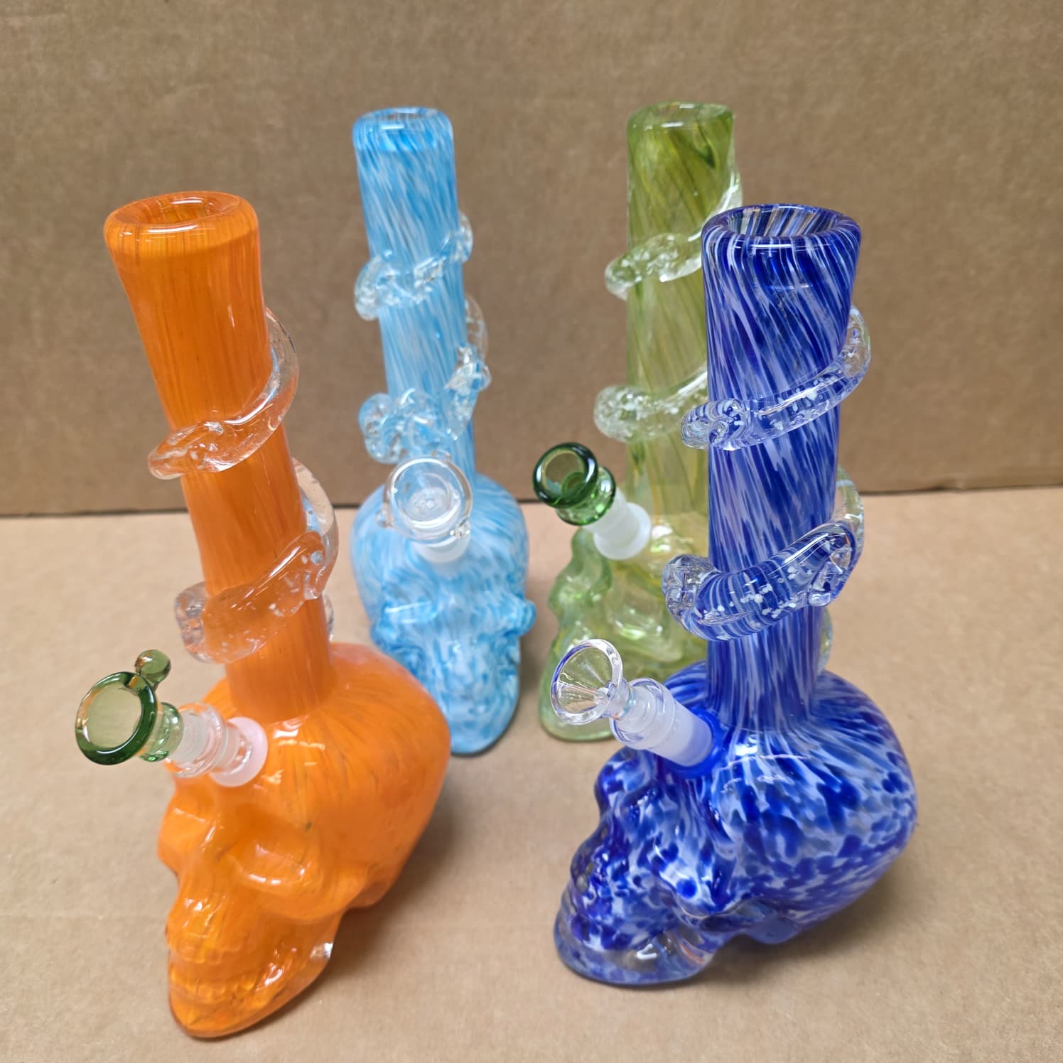 Soft glass skull water pipe